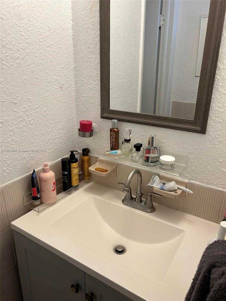 Small Image of 250 180TH DR #108, Sunny Isles Beach Number 22