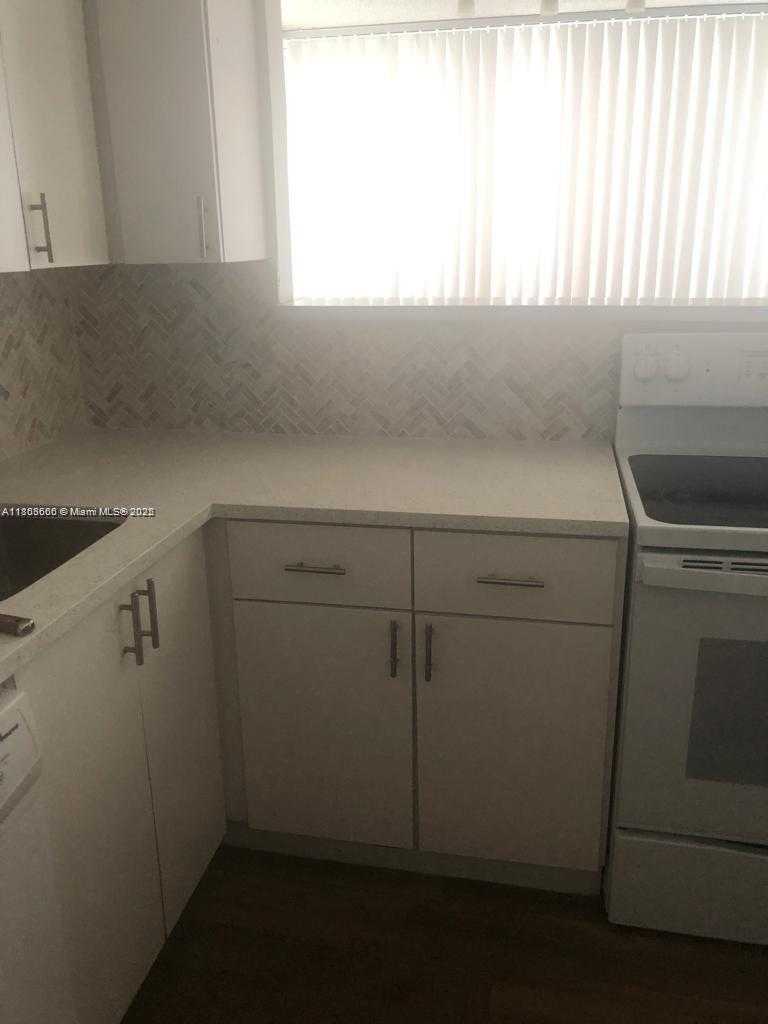 Small Image of 250 180TH DR #108, Sunny Isles Beach Number 3
