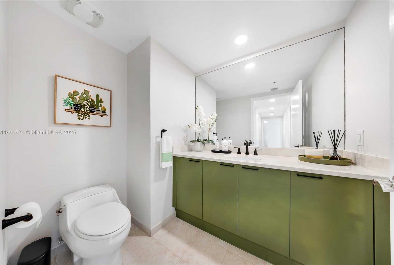 Small Image of 14951 ROYAL OAKS LN #901, North Miami Number 17