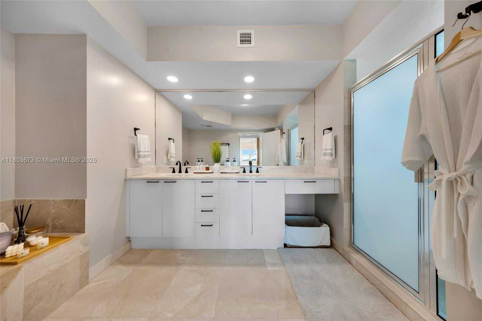 Small Image of 14951 ROYAL OAKS LN #901, North Miami Number 22
