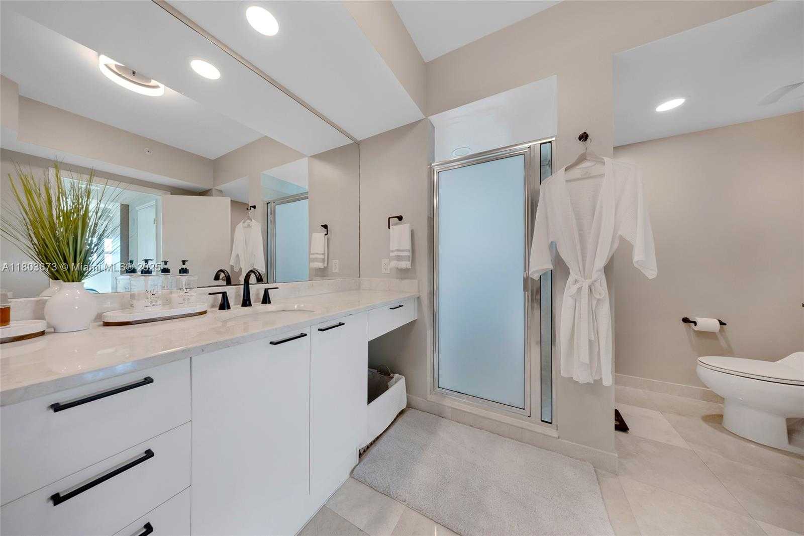 Small Image of 14951 ROYAL OAKS LN #901, North Miami Number 23