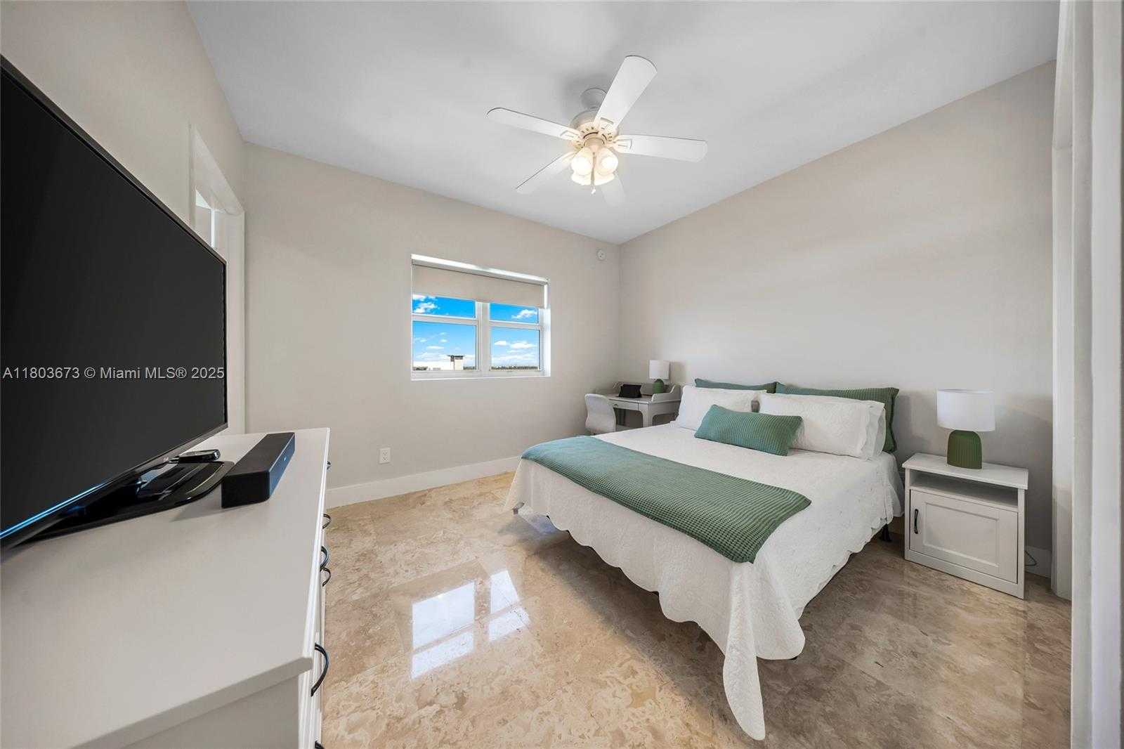 Small Image of 14951 ROYAL OAKS LN #901, North Miami Number 25