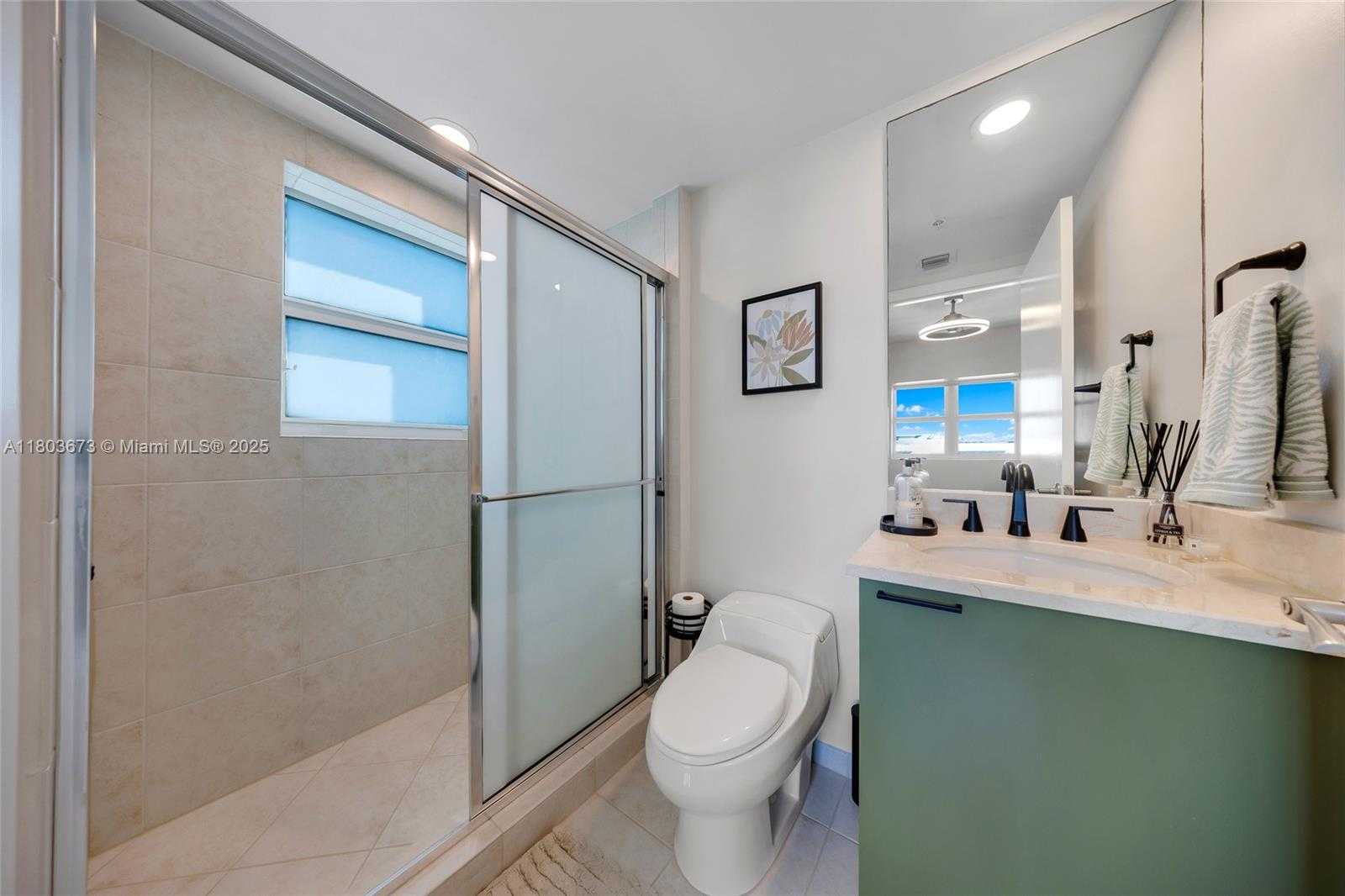 Small Image of 14951 ROYAL OAKS LN #901, North Miami Number 31