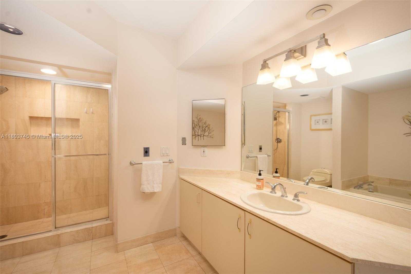 Small Image of 1000 WEST ISLAND BLVD #2707, Aventura Number 9