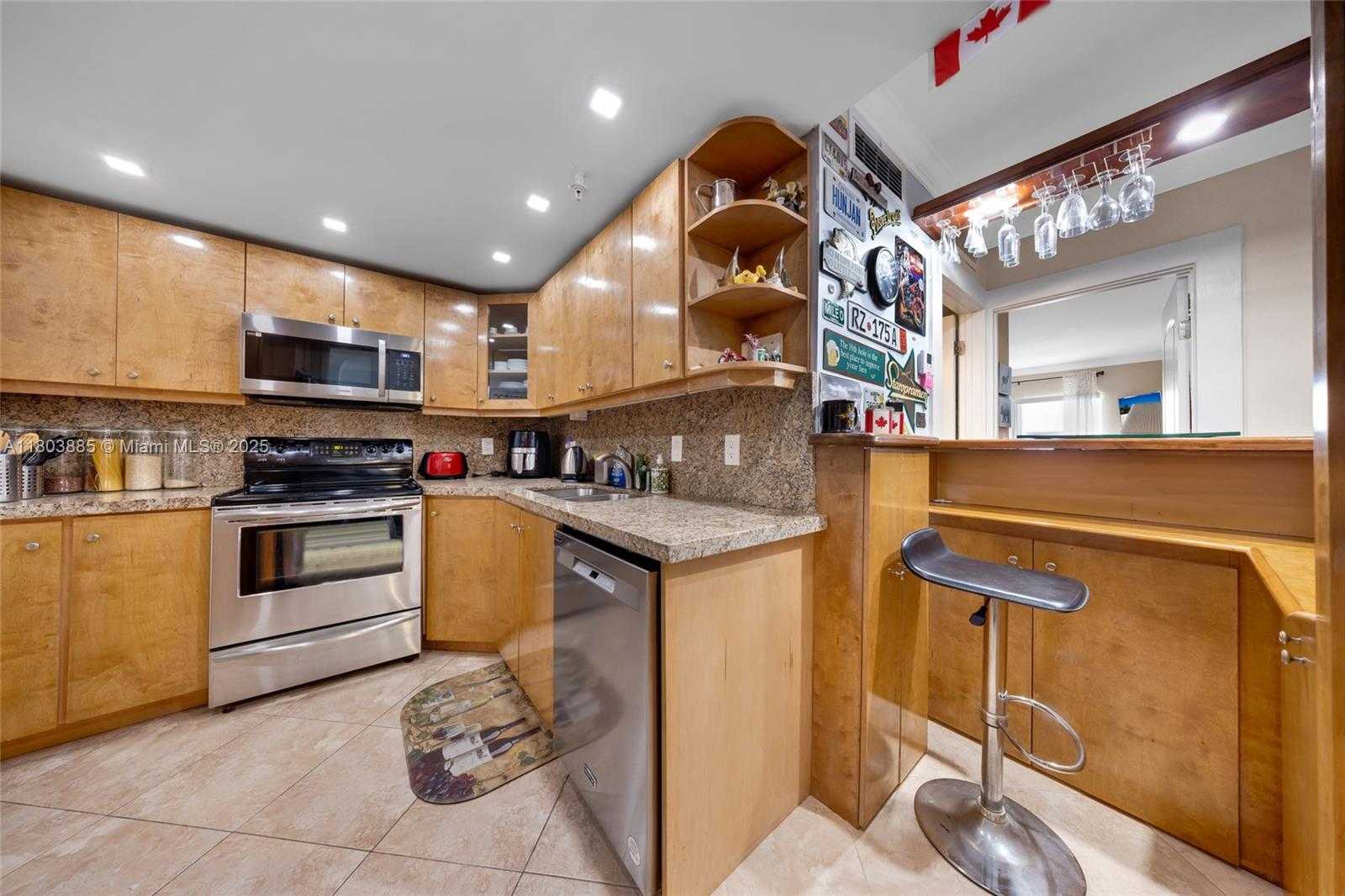 Small Image of 400 KINGS POINT DR #1021, Sunny Isles Beach Number 12