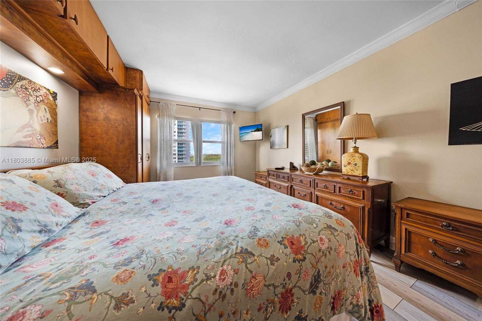 Small Image of 400 KINGS POINT DR #1021, Sunny Isles Beach Number 16
