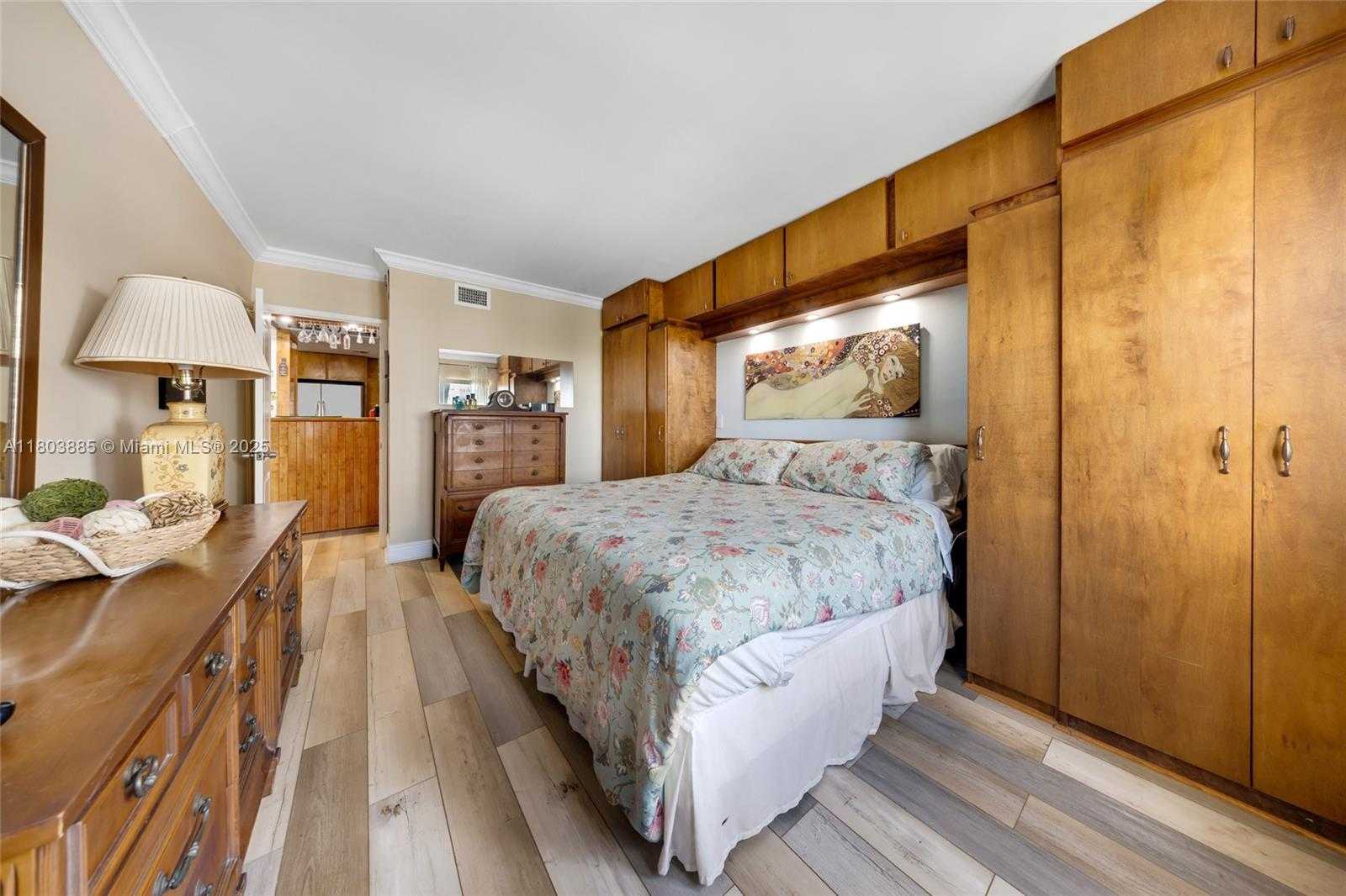 Small Image of 400 KINGS POINT DR #1021, Sunny Isles Beach Number 17