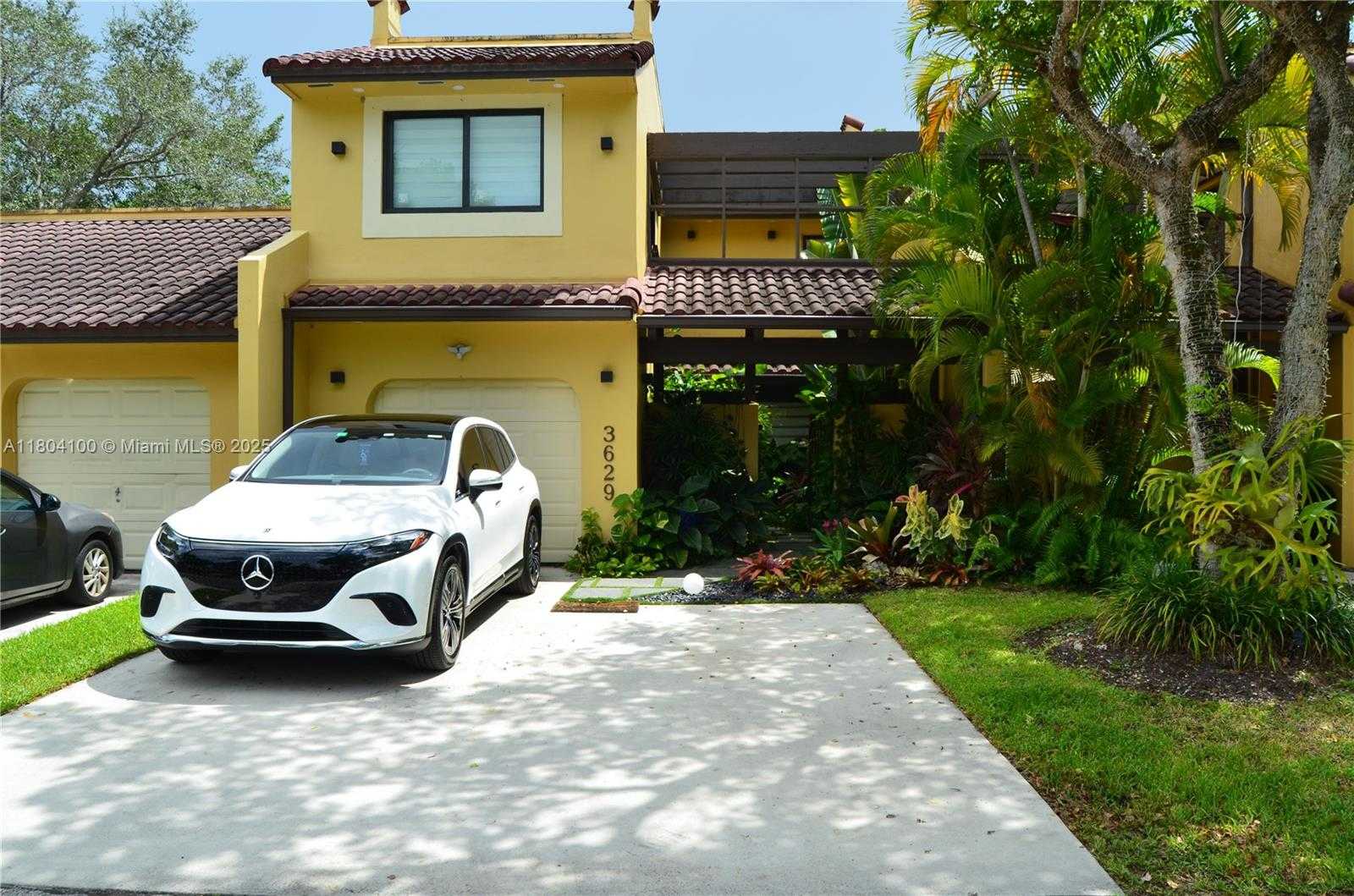 Small Image of 3629 ESTEPONA AVE, Doral Number 2