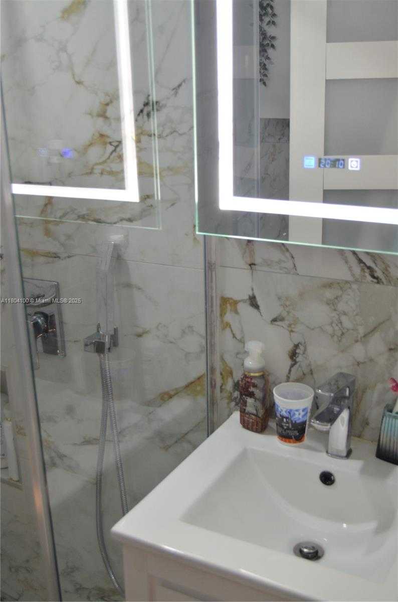 Small Image of 3629 ESTEPONA AVE, Doral Number 23