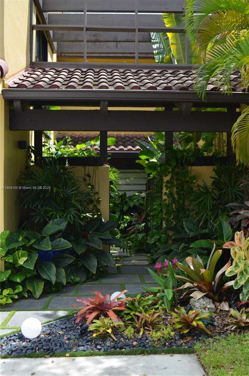 Small Image of 3629 ESTEPONA AVE, Doral Number 3