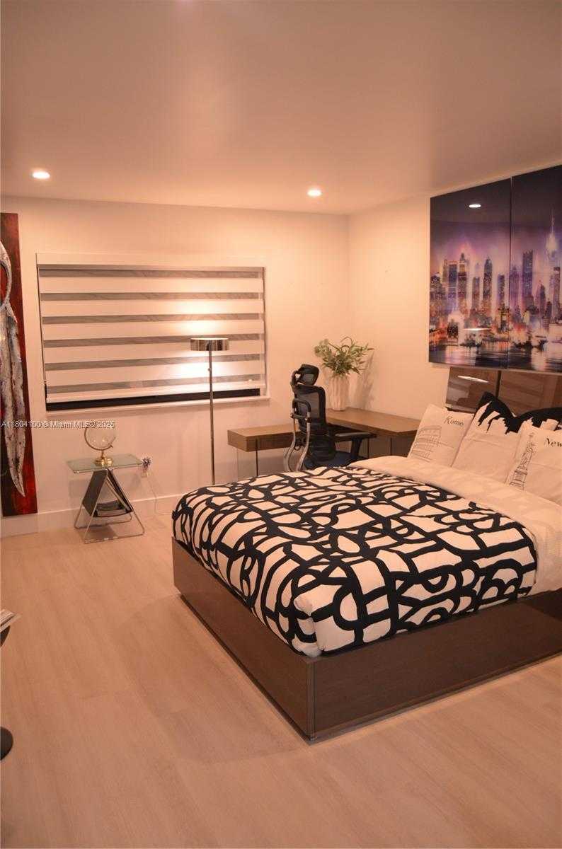 Small Image of 3629 ESTEPONA AVE, Doral Number 33
