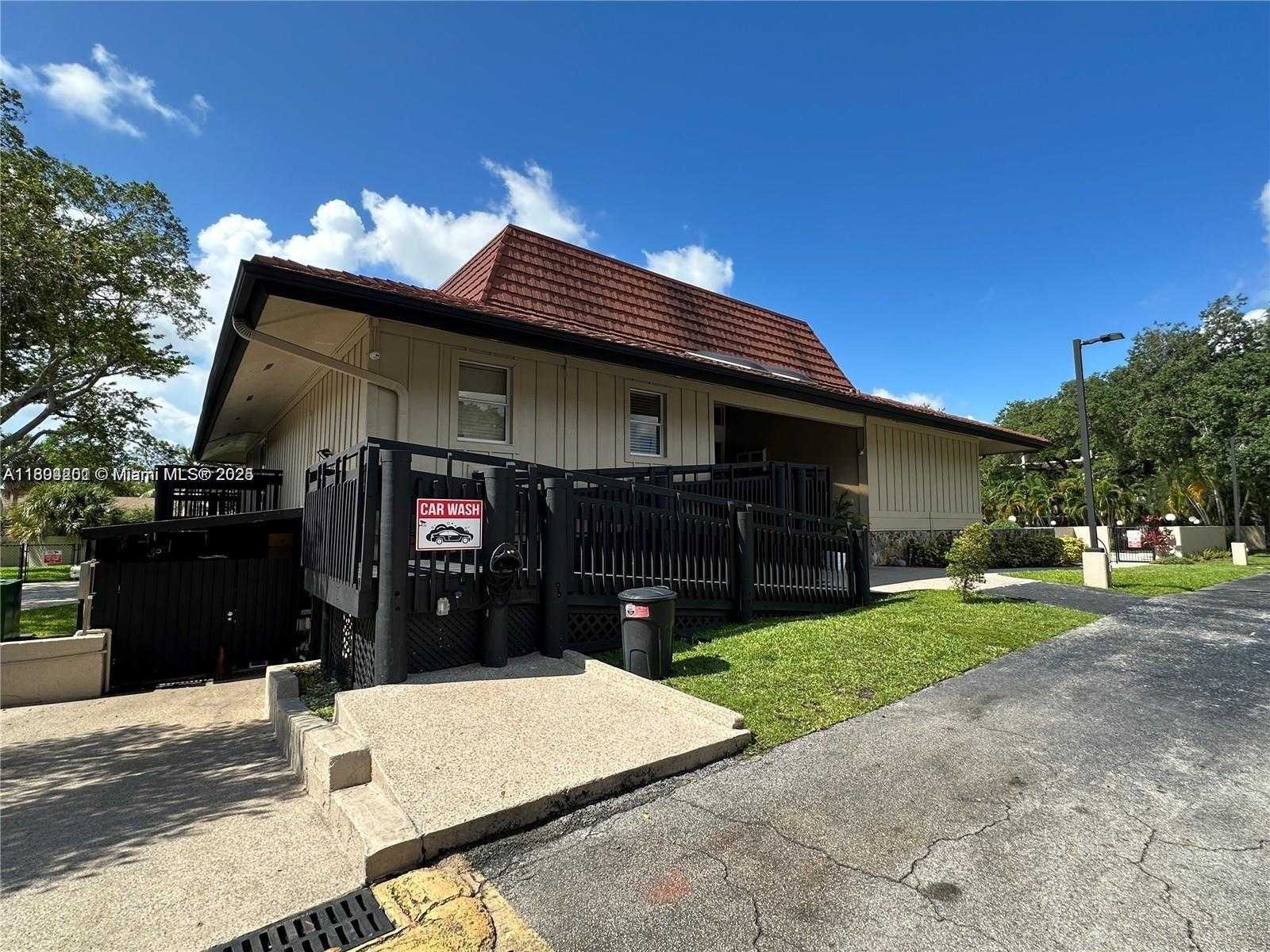 Small Image of 601 IVES DAIRY RD #401-8, Miami Number 11
