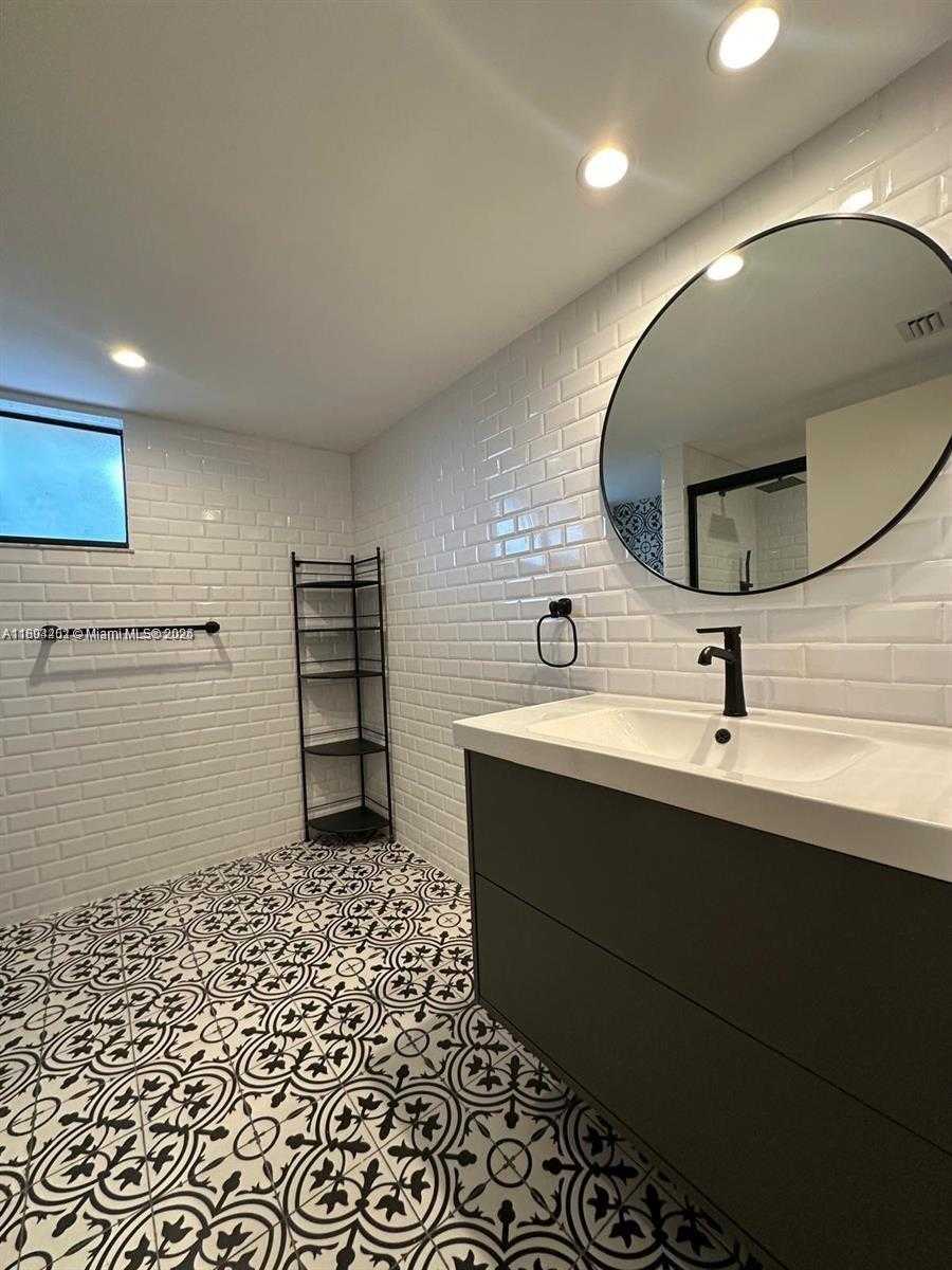 Small Image of 601 IVES DAIRY RD #401-8, Miami Number 39