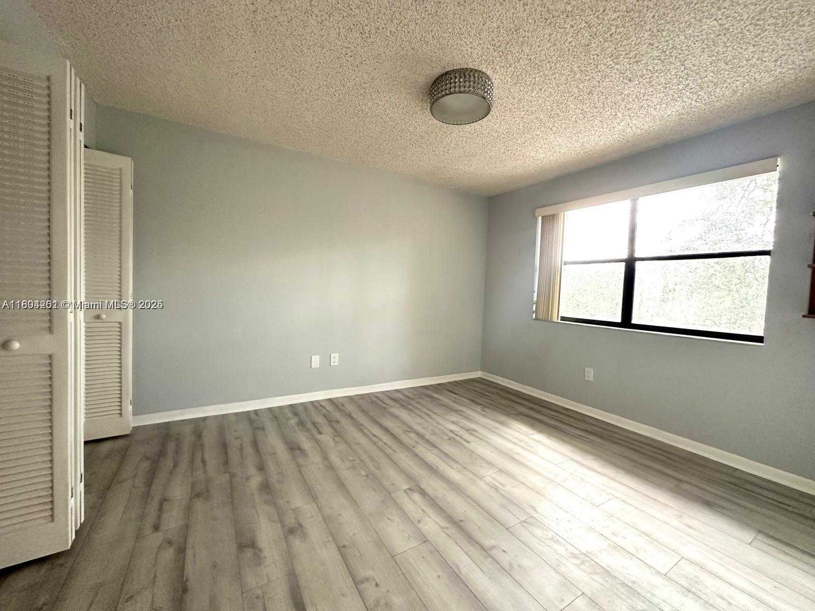 Small Image of 601 IVES DAIRY RD #401-8, Miami Number 41