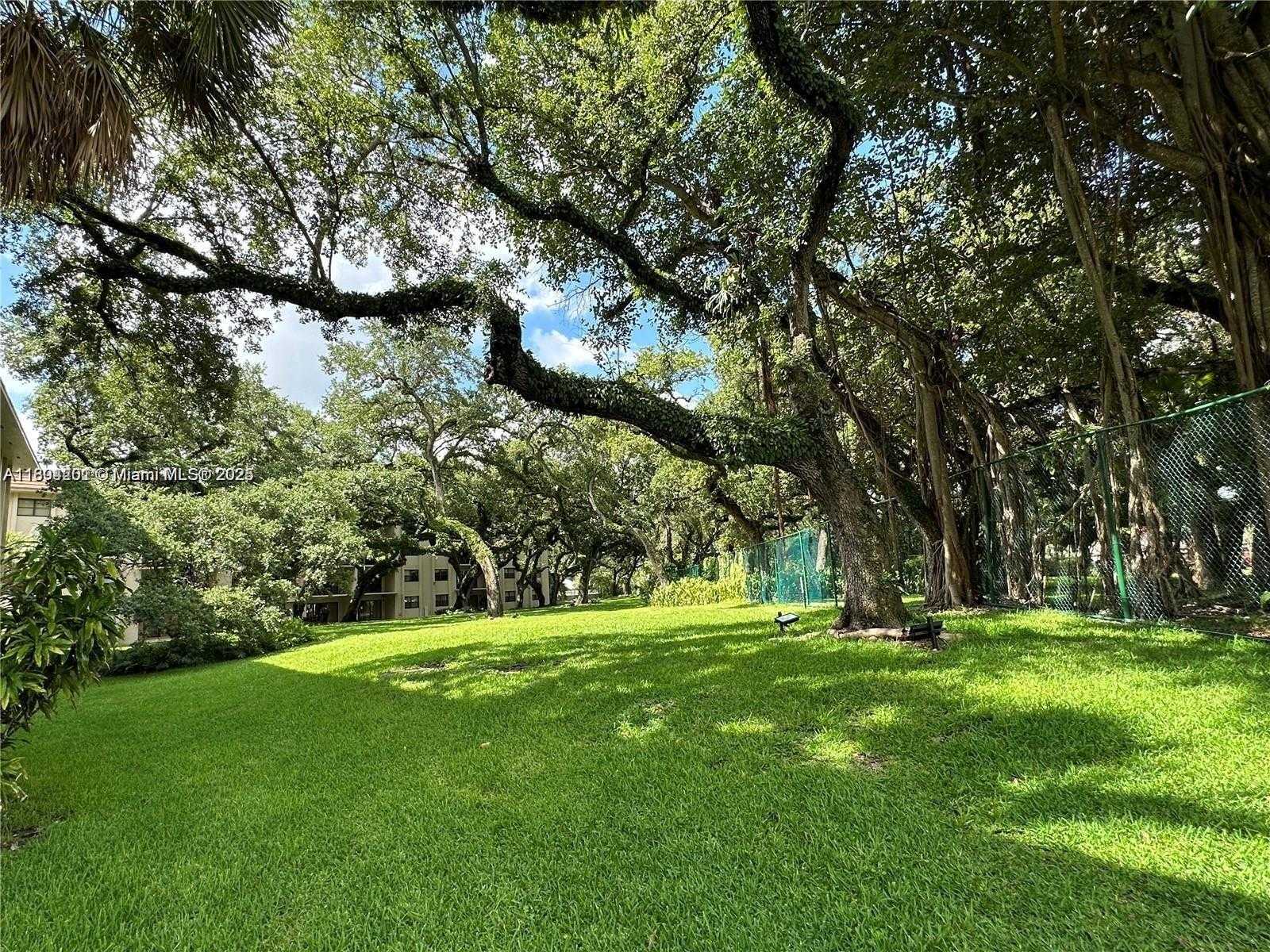 Small Image of 601 IVES DAIRY RD #401-8, Miami Number 45