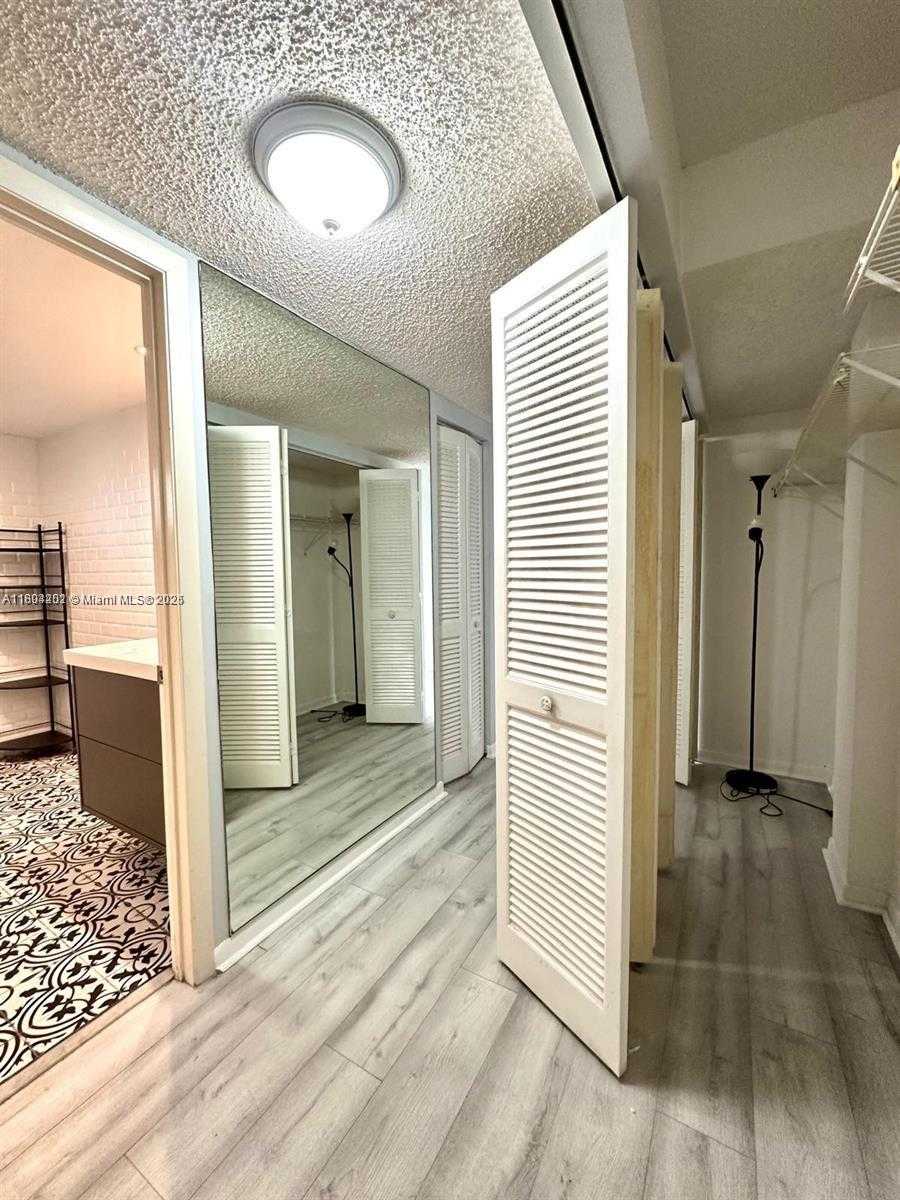 Small Image of 601 IVES DAIRY RD #401-8, Miami Number 51