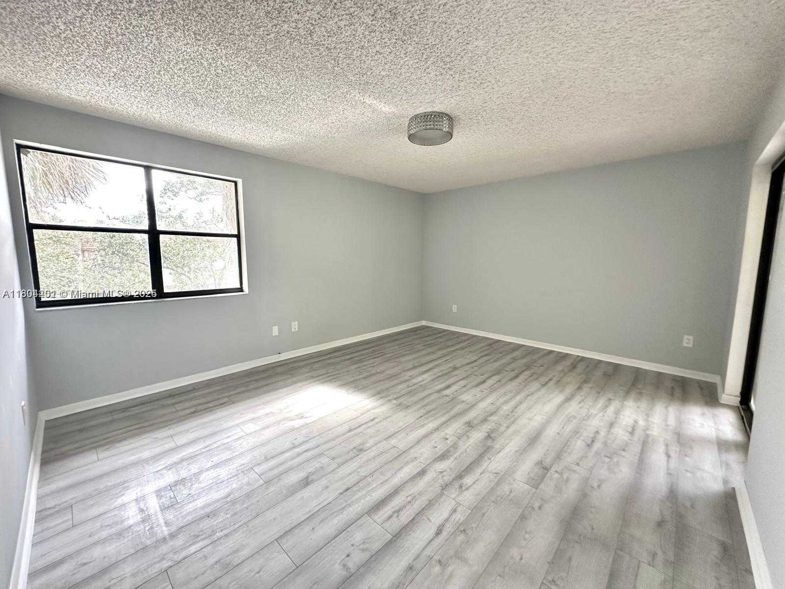 Small Image of 601 IVES DAIRY RD #401-8, Miami Number 52