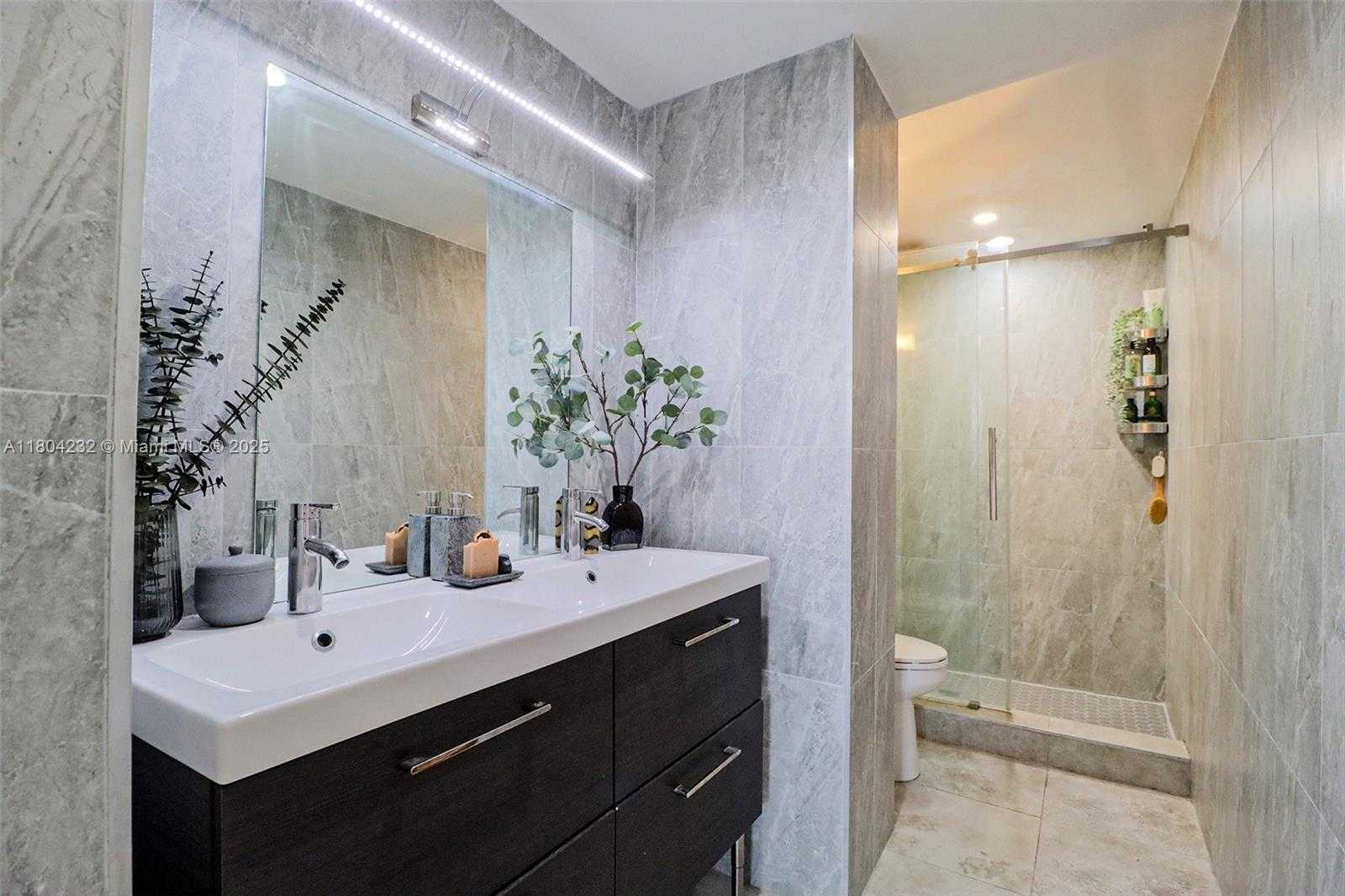 Small Image of 3800 HILLCREST DR #903, Hollywood Number 11