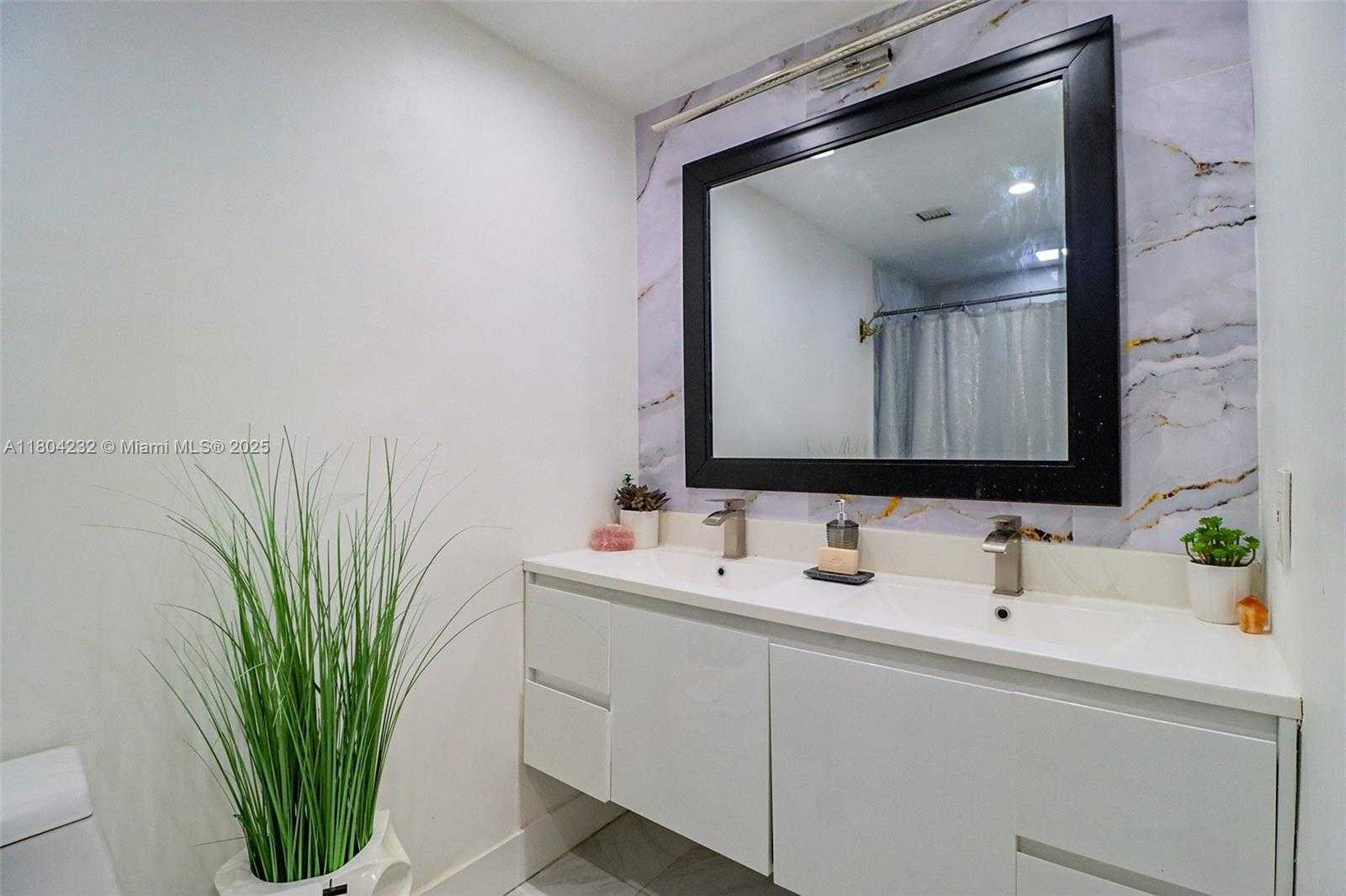 Small Image of 3800 HILLCREST DR #903, Hollywood Number 16