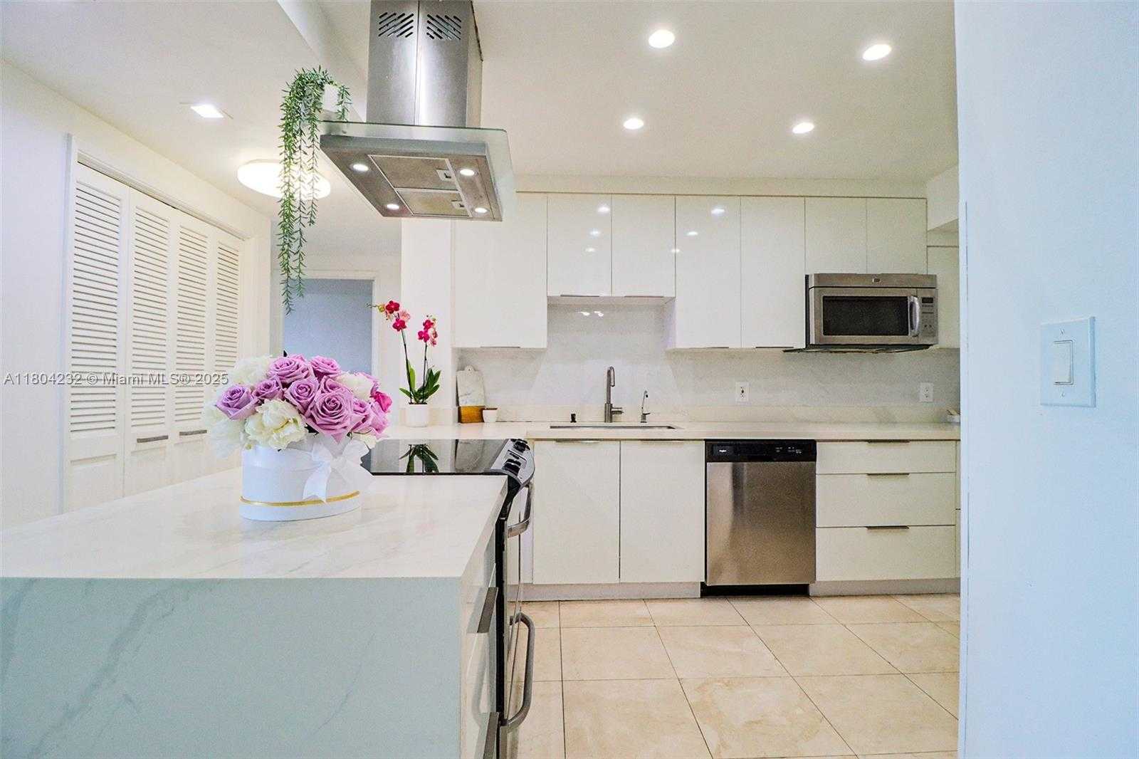 Small Image of 3800 HILLCREST DR #903, Hollywood Number 9