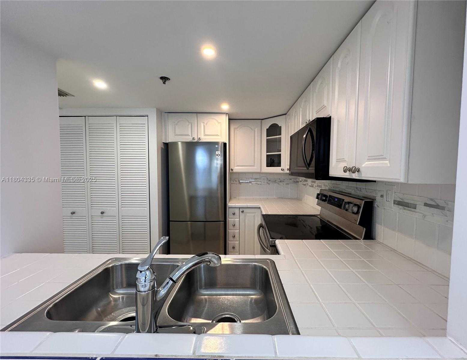 Small Image of 540 BRICKELL KEY DR #302, Miami Number 3