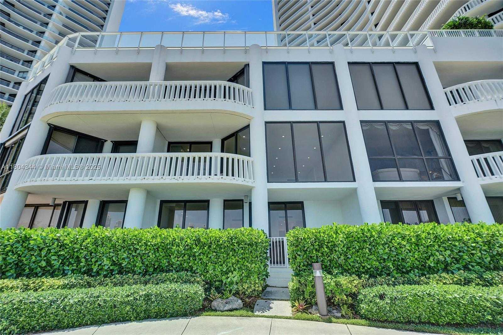 Small Image of 3000 ISLAND BLVD #TH-5, Aventura Number 29
