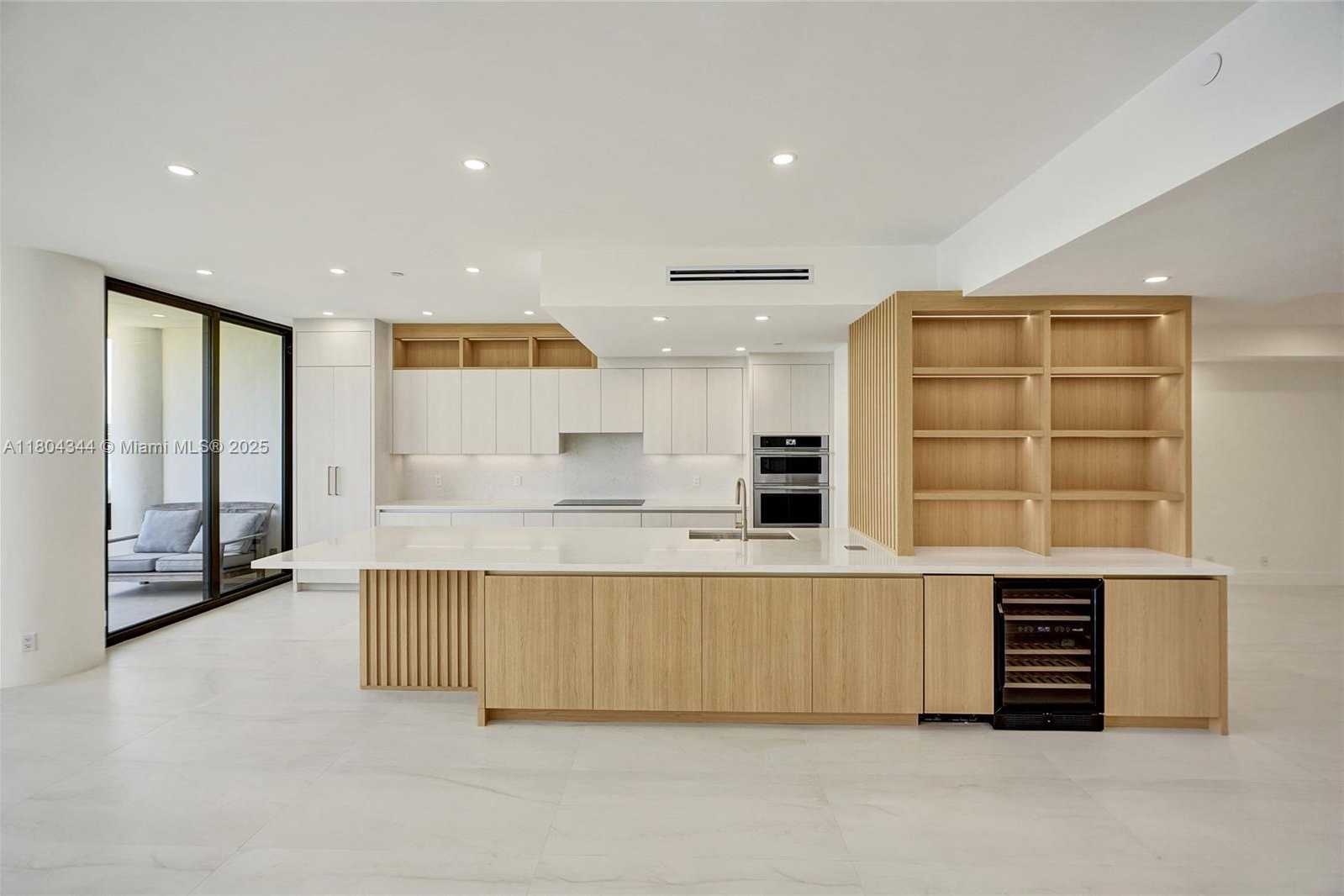 Small Image of 3000 ISLAND BLVD #TH-5, Aventura Number 4