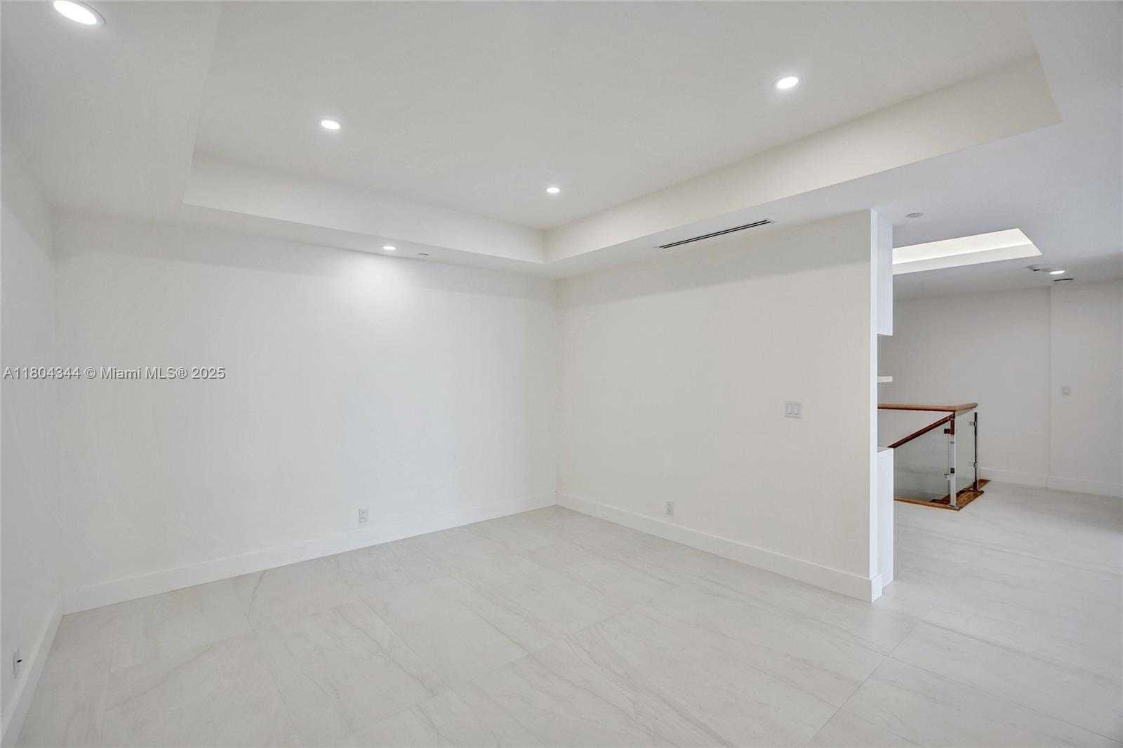 Small Image of 3000 ISLAND BLVD #TH-5, Aventura Number 8