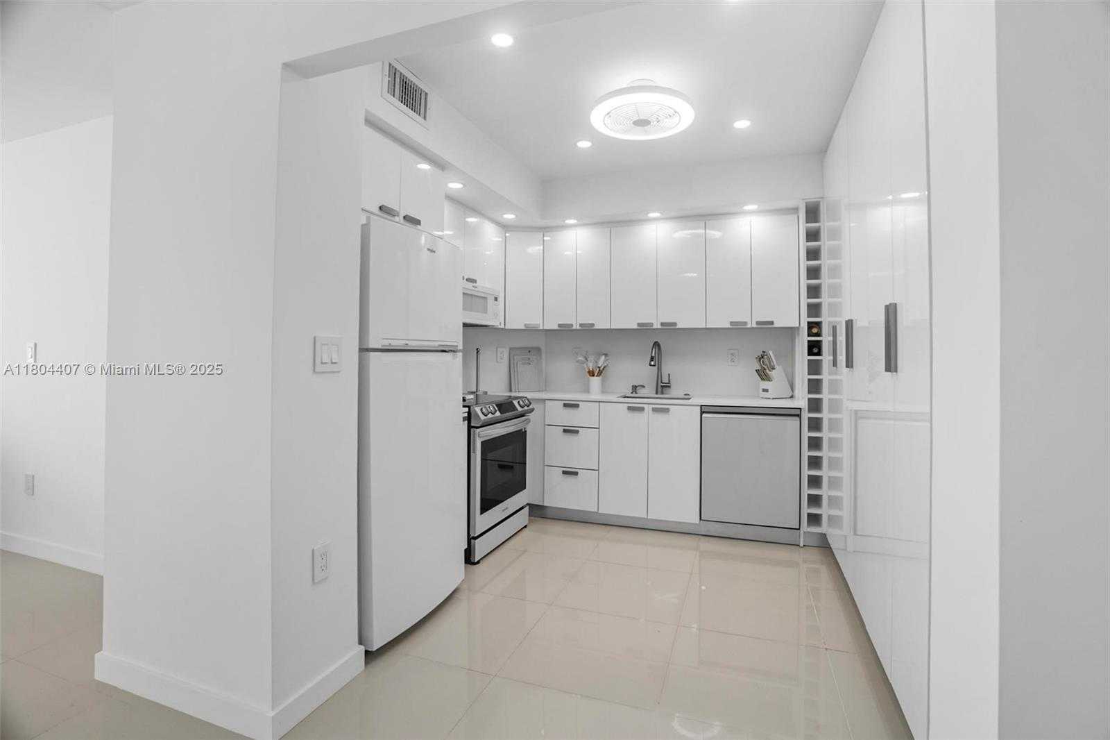 Small Image of 300 BAYVIEW DR #2108, Sunny Isles Beach Number 12