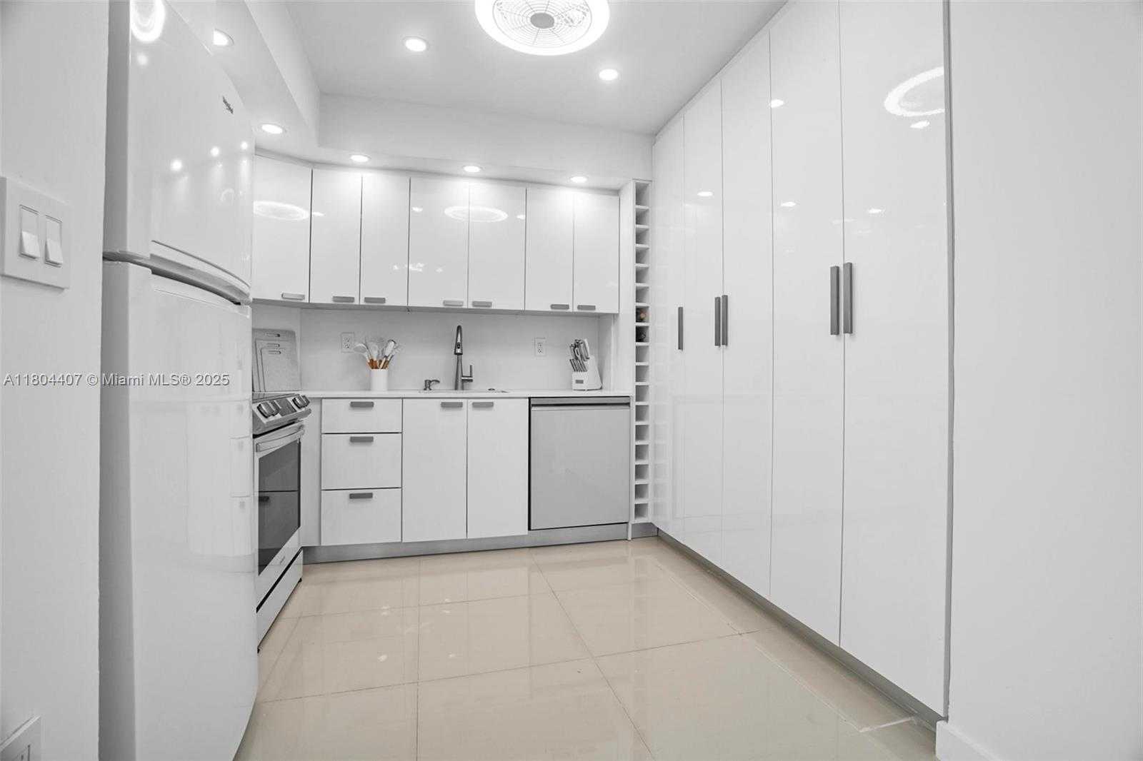 Small Image of 300 BAYVIEW DR #2108, Sunny Isles Beach Number 13