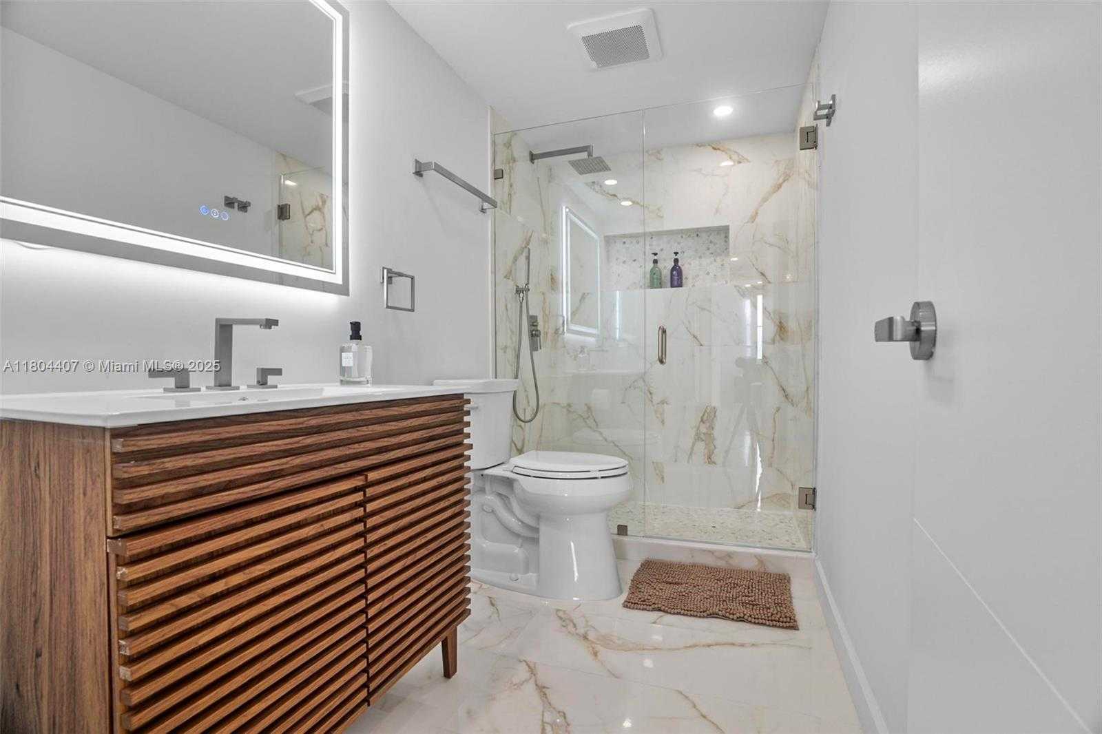 Small Image of 300 BAYVIEW DR #2108, Sunny Isles Beach Number 18