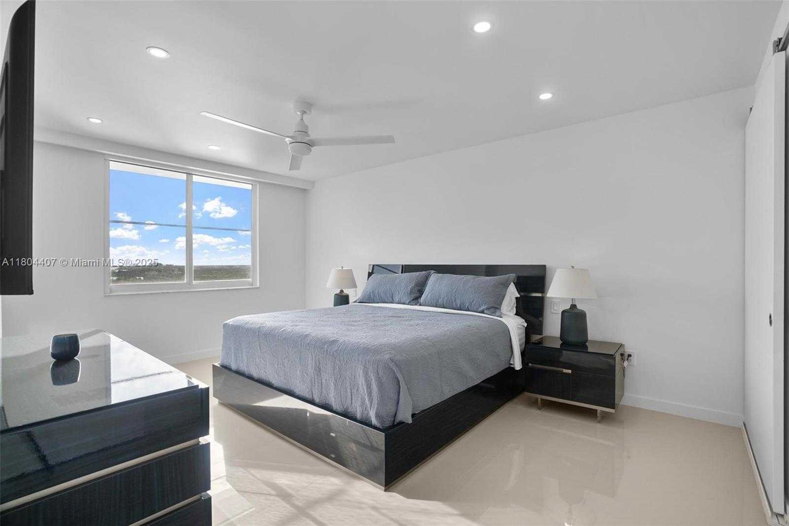 Small Image of 300 BAYVIEW DR #2108, Sunny Isles Beach Number 20