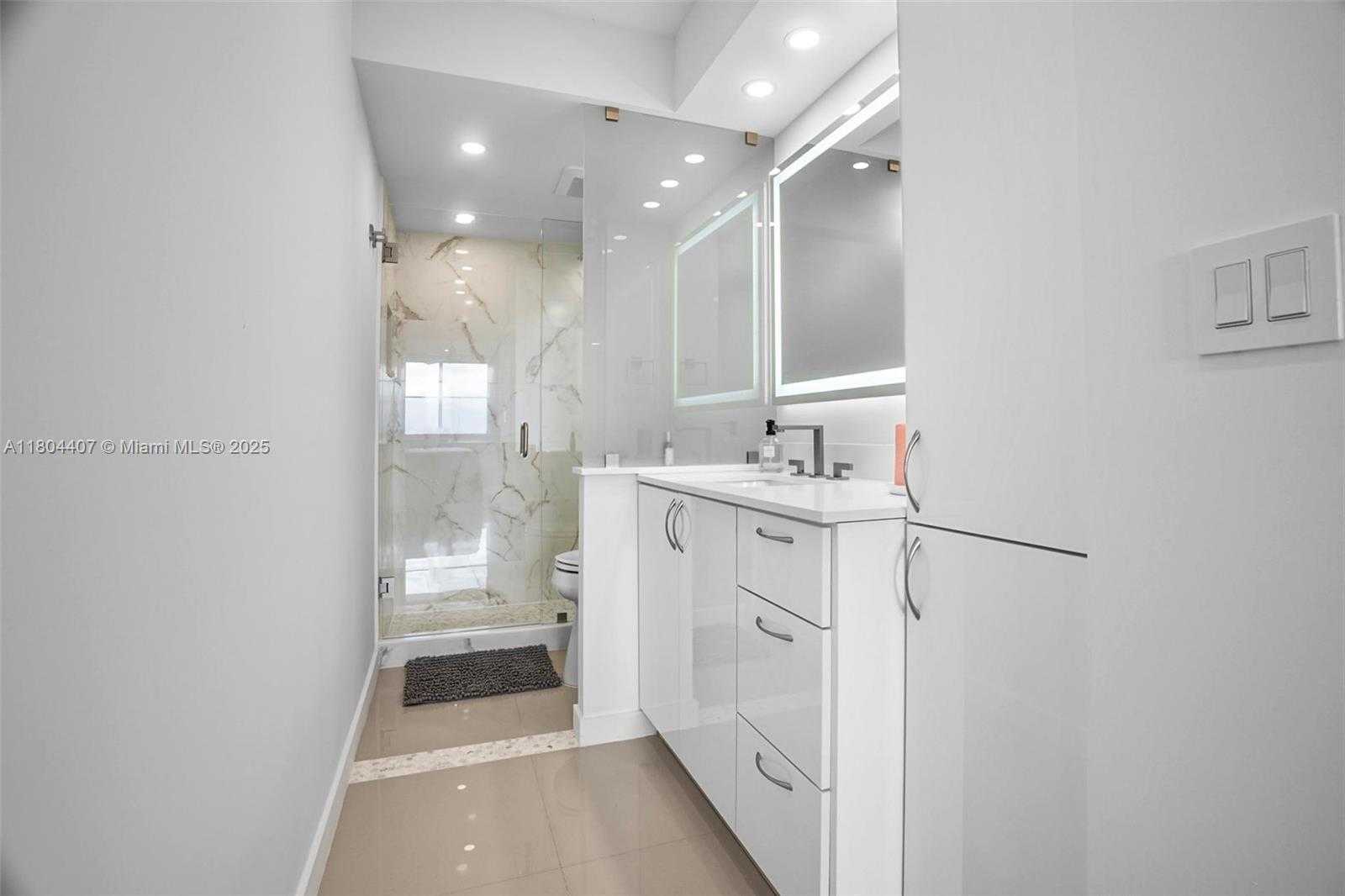 Small Image of 300 BAYVIEW DR #2108, Sunny Isles Beach Number 24