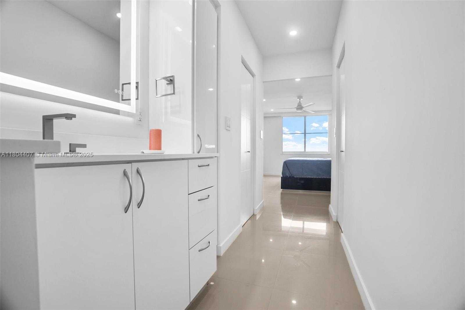 Small Image of 300 BAYVIEW DR #2108, Sunny Isles Beach Number 26