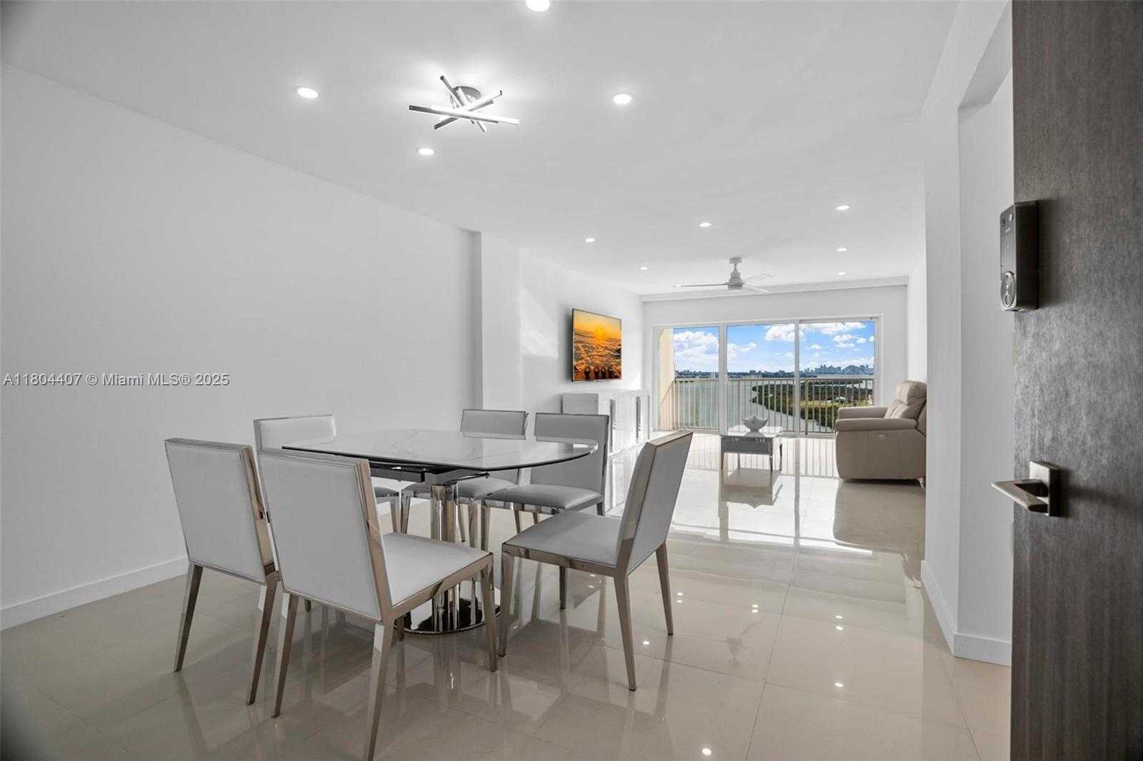 Small Image of 300 BAYVIEW DR #2108, Sunny Isles Beach Number 6