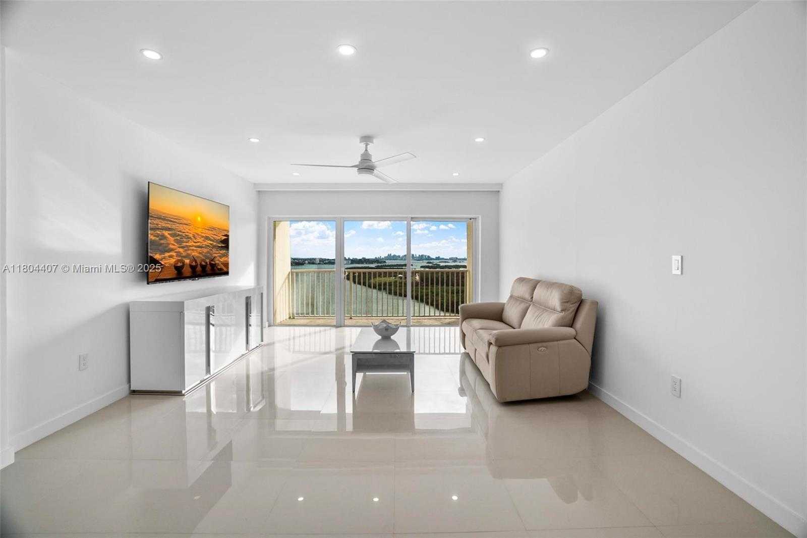 Small Image of 300 BAYVIEW DR #2108, Sunny Isles Beach Number 7