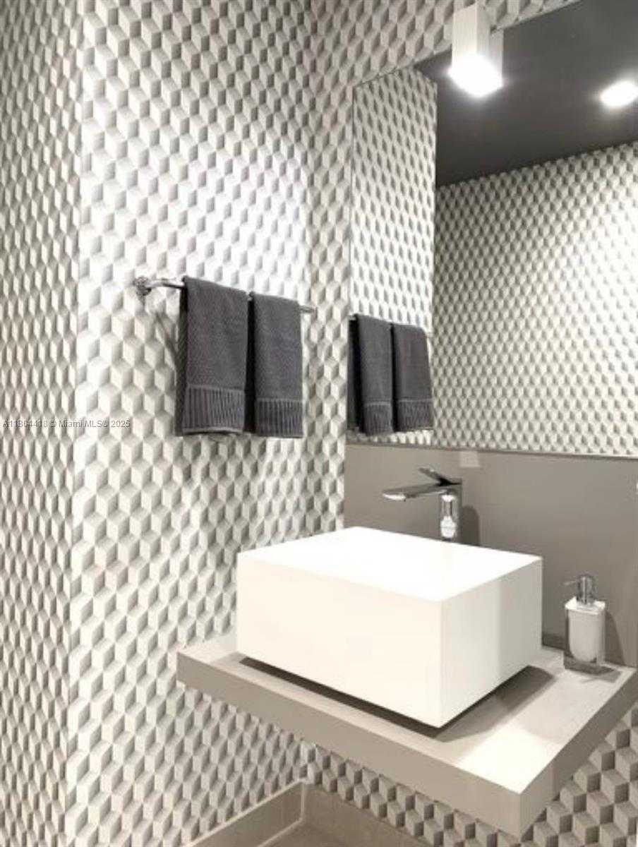 Small Image of 1000 BRICKELL PLZ #3308, Miami Number 5