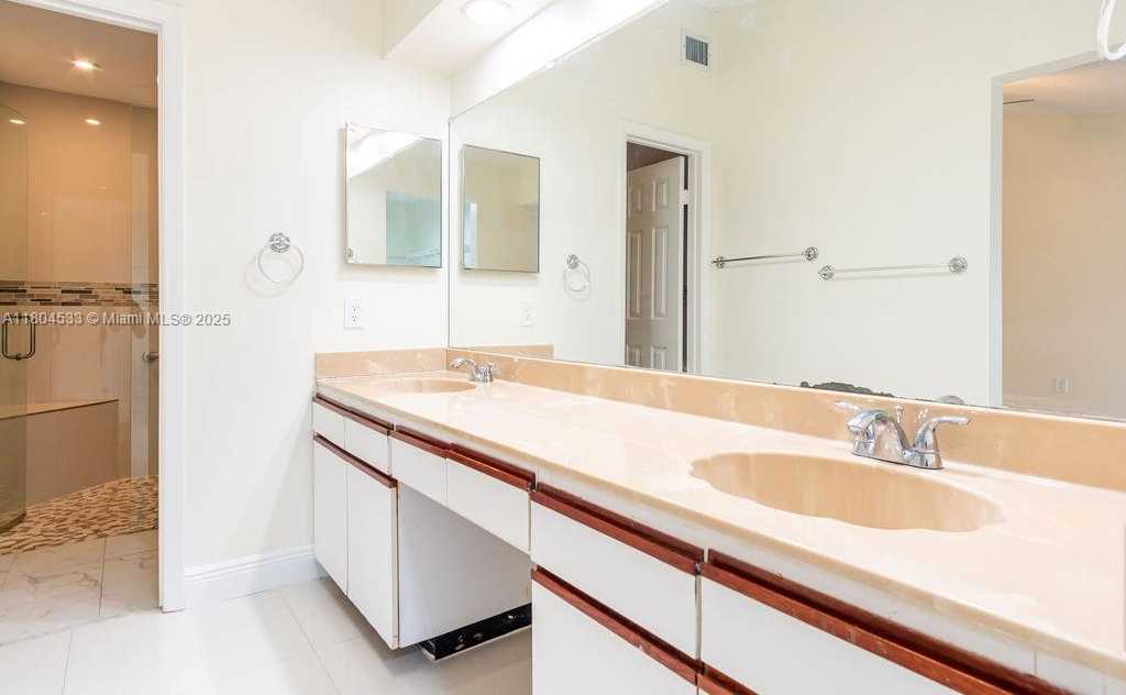 Small Image of 17359 NORTH WEST 66TH CT, Hialeah Number 15