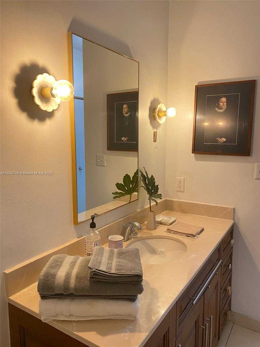 Small Image of 2001 BISCAYNE BLVD #2306, Miami Number 13