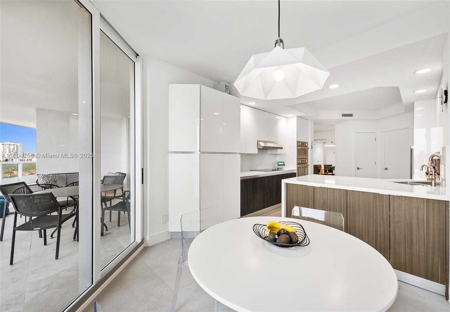 Small Image of 21050 POINT PL #1006, Aventura Number 16