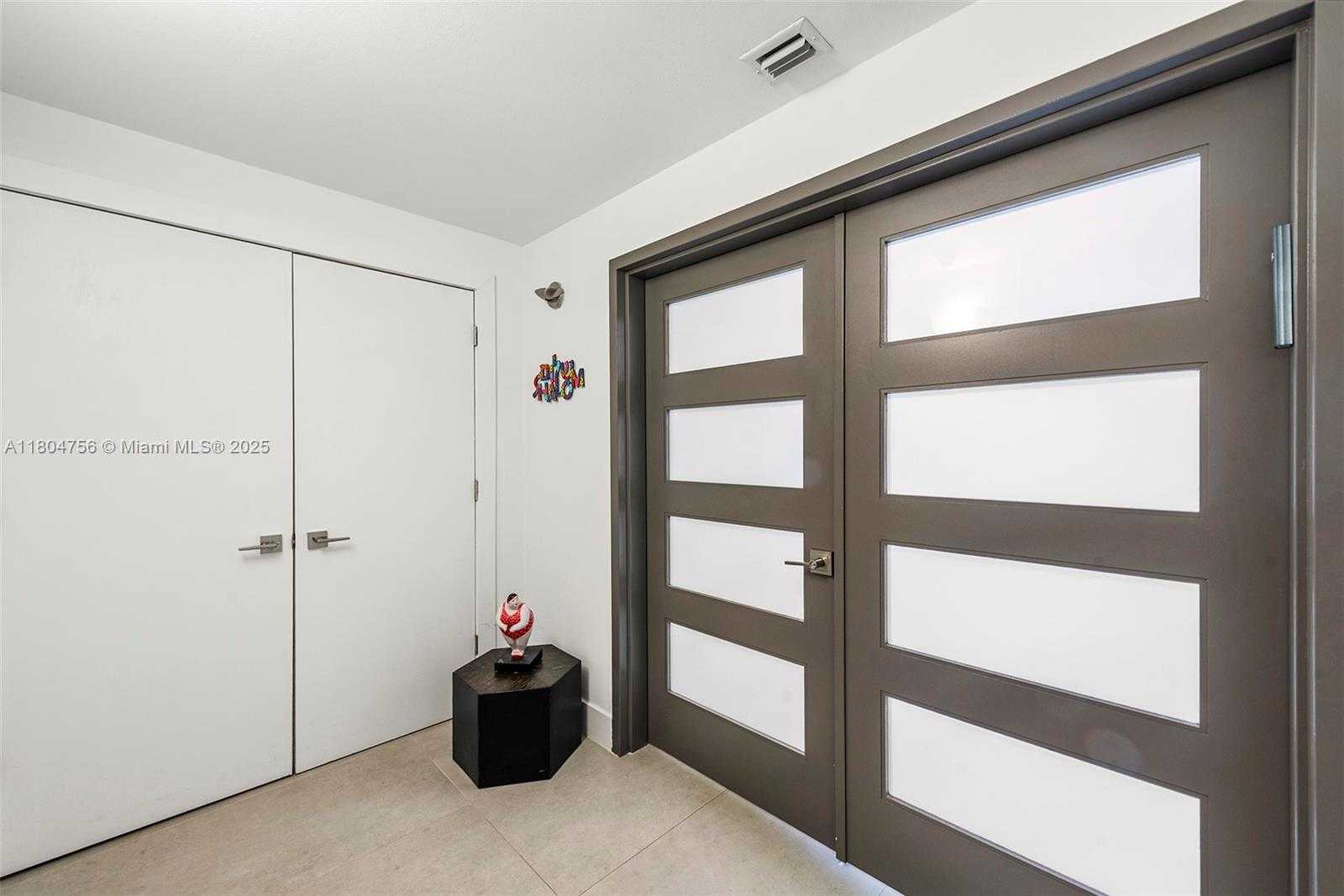 Small Image of 21050 POINT PL #1006, Aventura Number 4