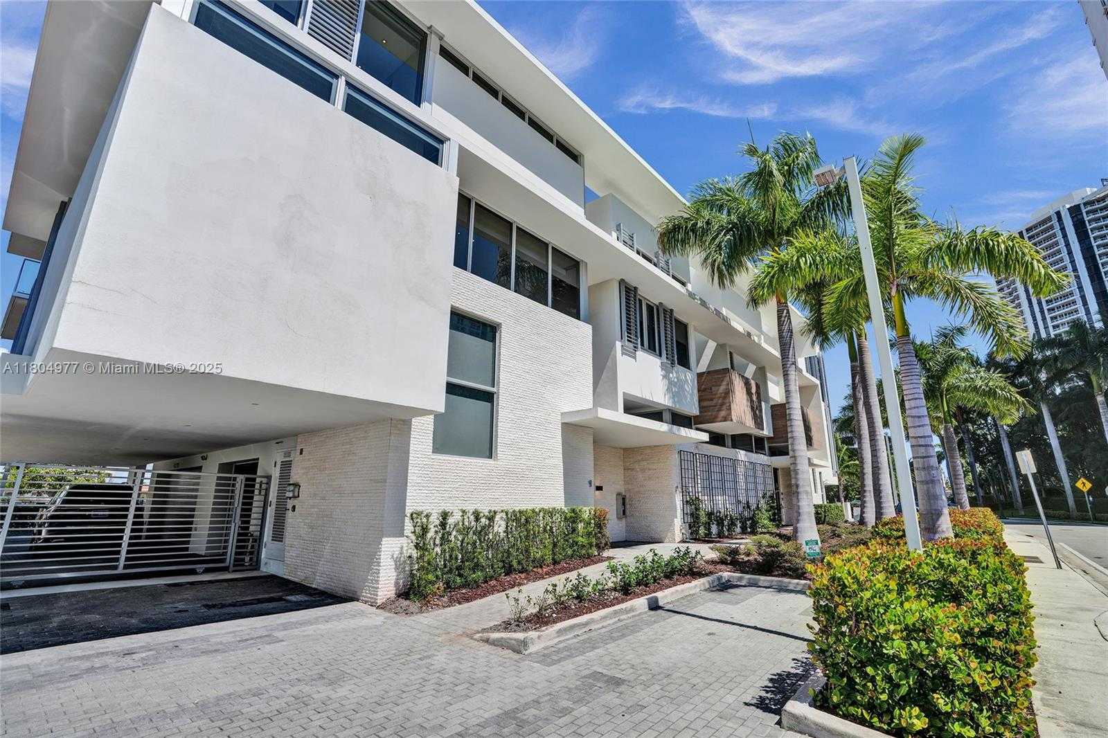 Small Image of 3750 YACHT CLUB DR #TH1, Aventura Number 2
