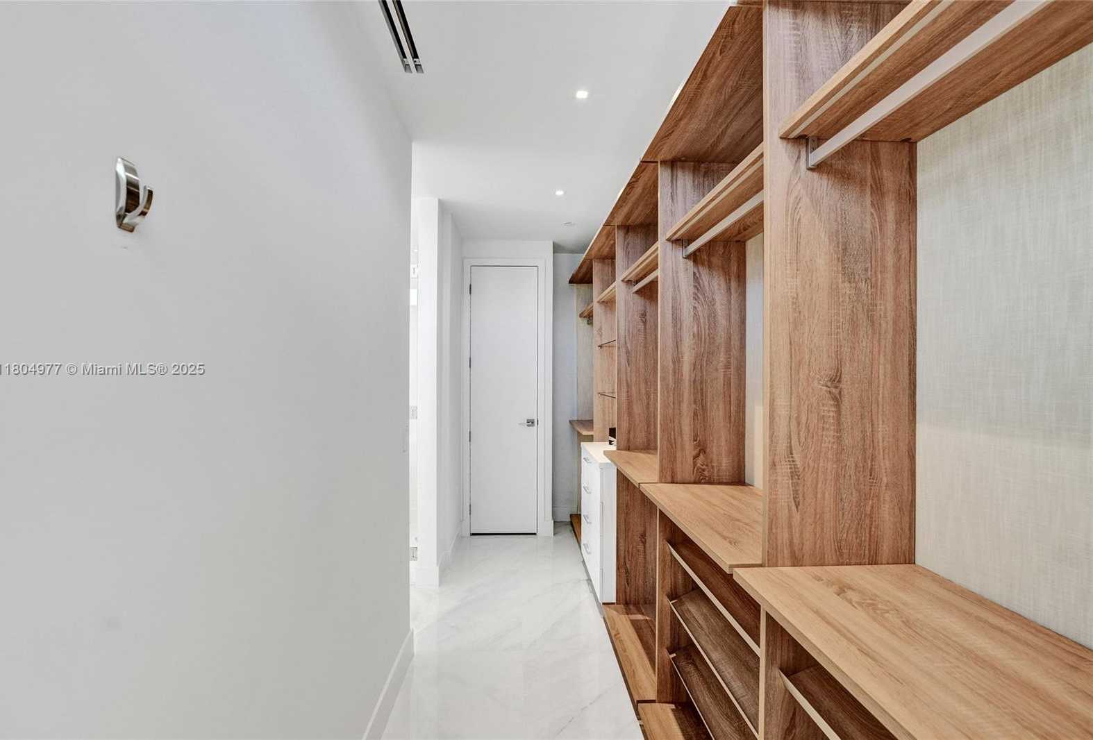 Small Image of 3750 YACHT CLUB DR #TH1, Aventura Number 36