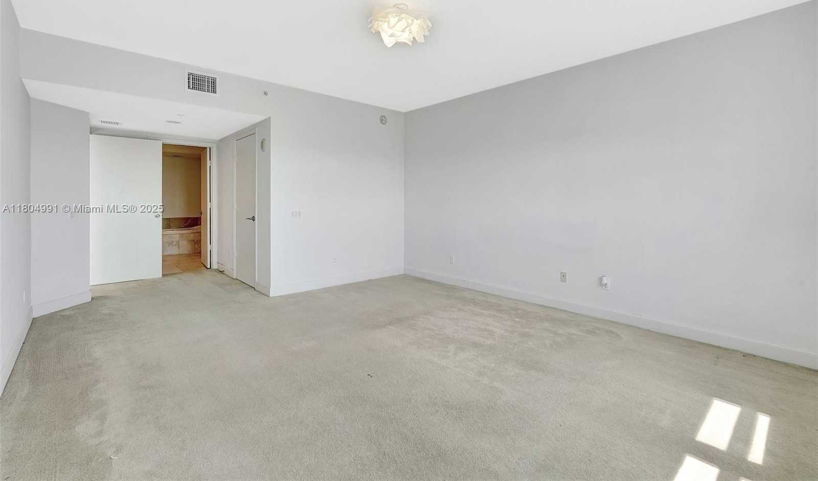 Small Image of 14951 ROYAL OAKS LN #1406, North Miami Number 29
