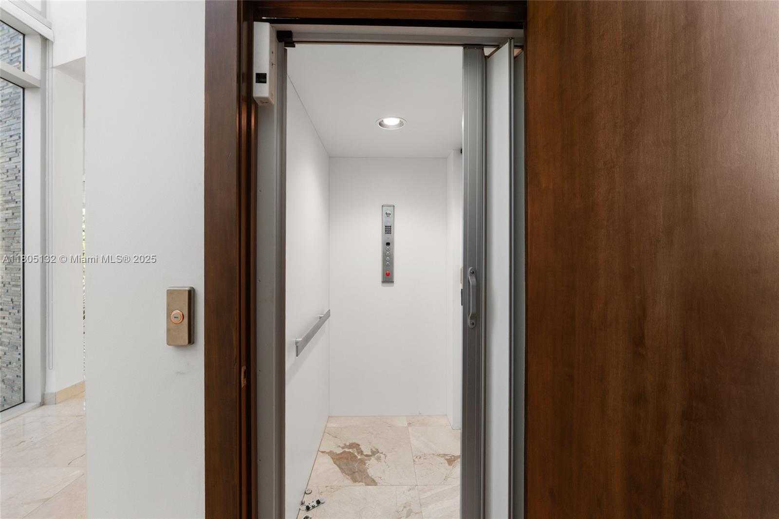 Small Image of 544 FERNWOOD RD #544, Key Biscayne Number 24