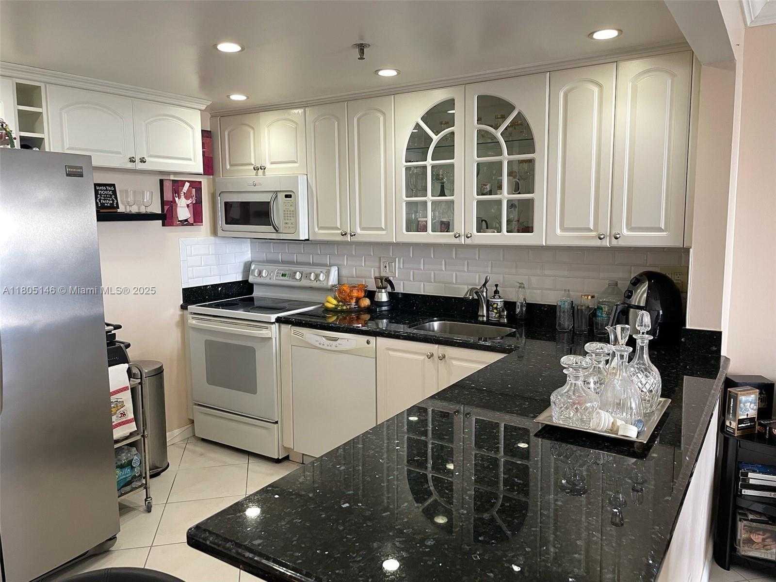Small Image of 2625 COLLINS AVE #1409, Miami Beach Number 3