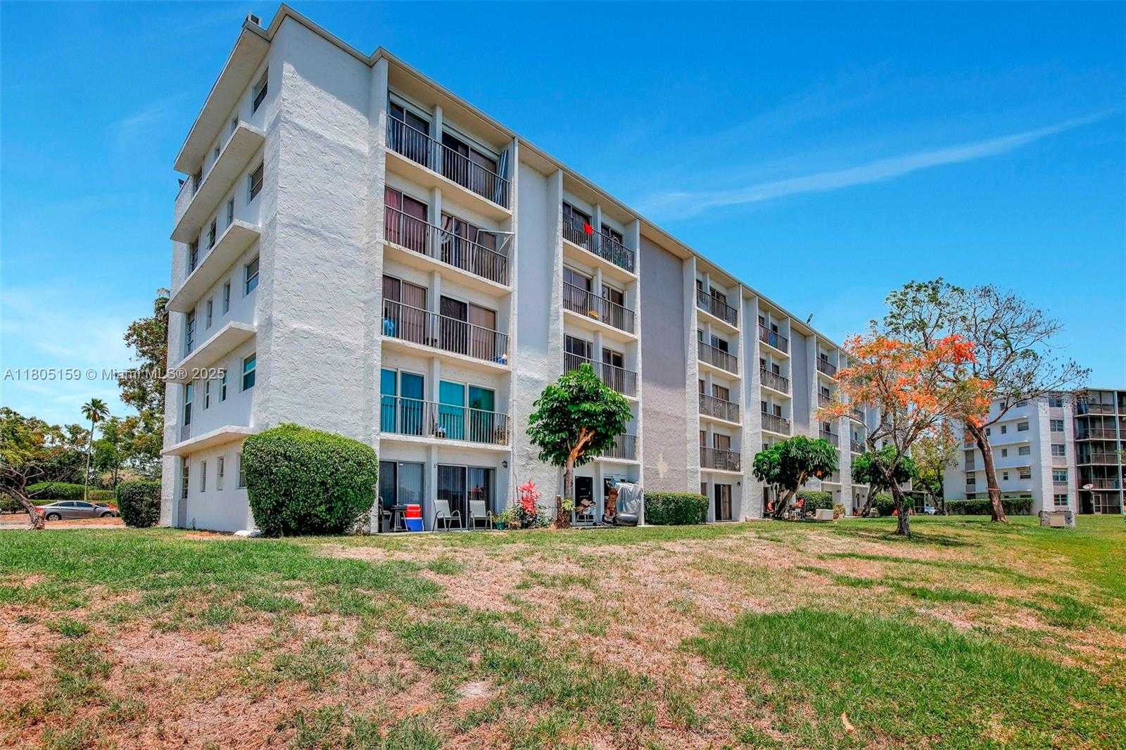 Small Image of 8720 NORTH SHERMAN CIR #401, Miramar Number 32