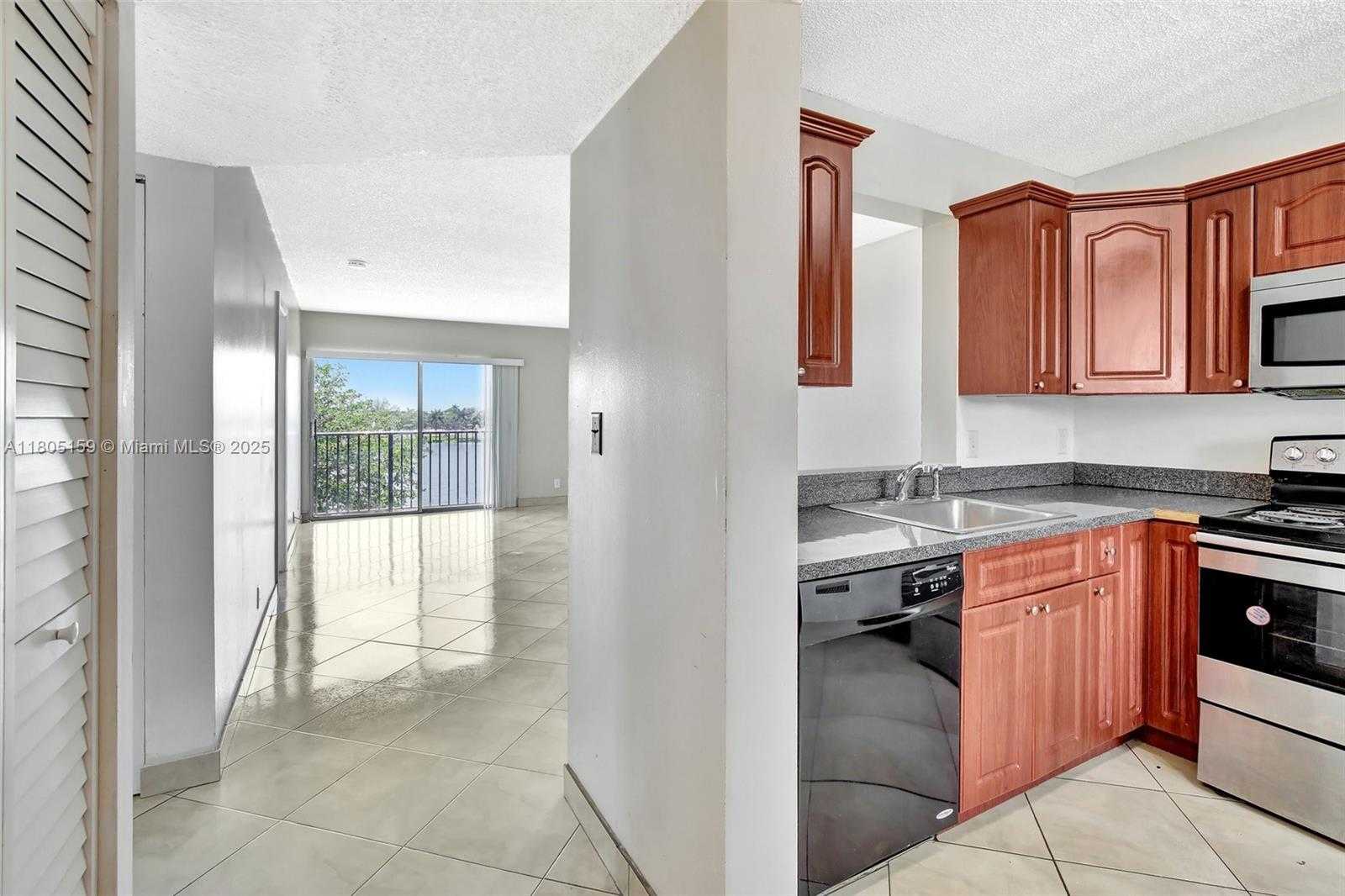Small Image of 8720 NORTH SHERMAN CIR #401, Miramar Number 4