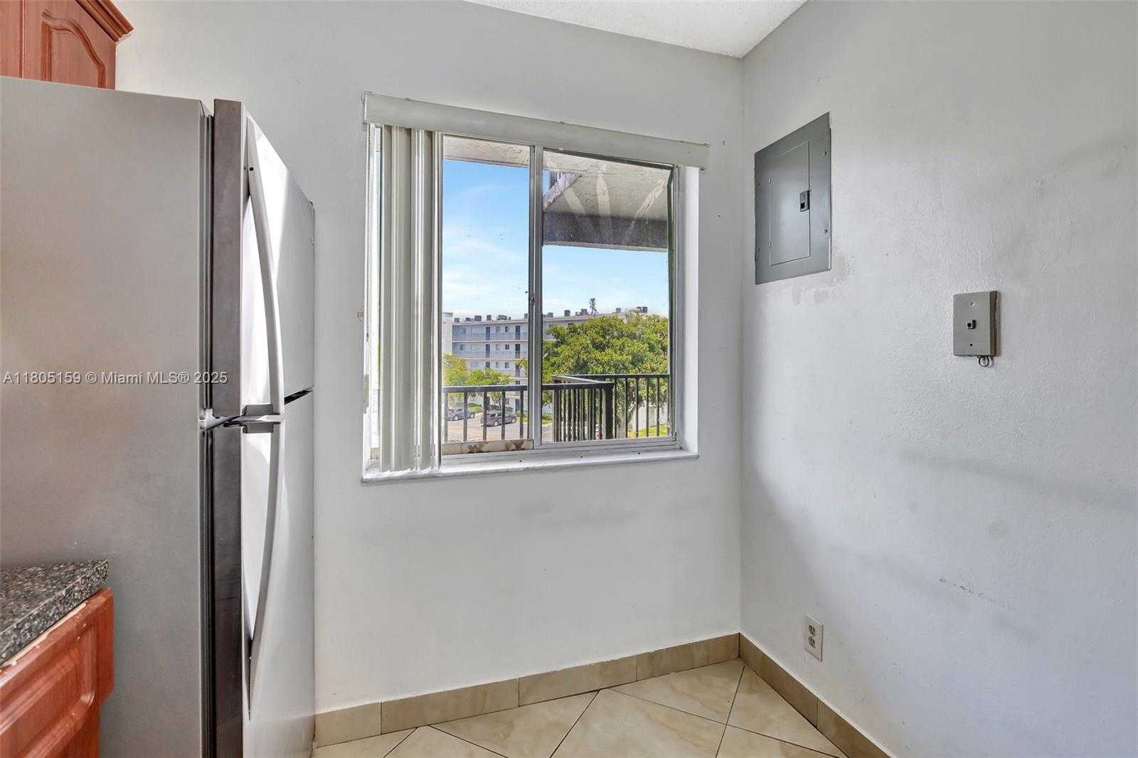 Small Image of 8720 NORTH SHERMAN CIR #401, Miramar Number 7