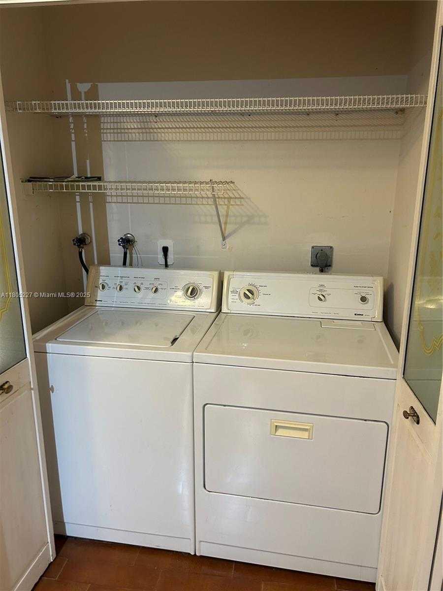 Small Image of 8631 BRIDLE PATH CT, Davie Number 16